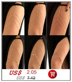 Gros plan d'un collier imitation perles élégant porté sur la peau.