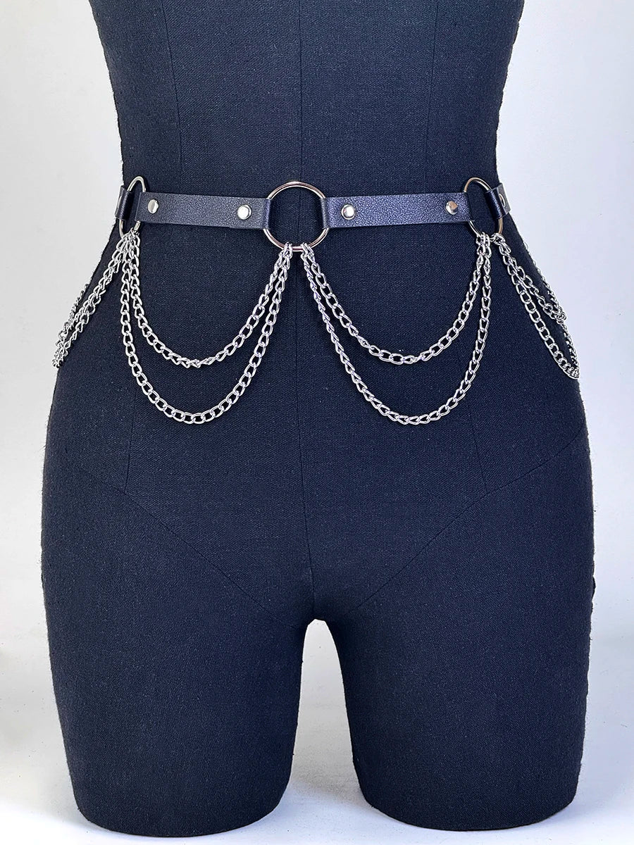 Un cinturón arnés de imitación de cuero azul marino oscuro con cadenas plateadas, mostrado en un maniquí.