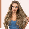 Una mujer modela extensiones de cabello ondulado clip-in de 22 pulgadas en tono azul.