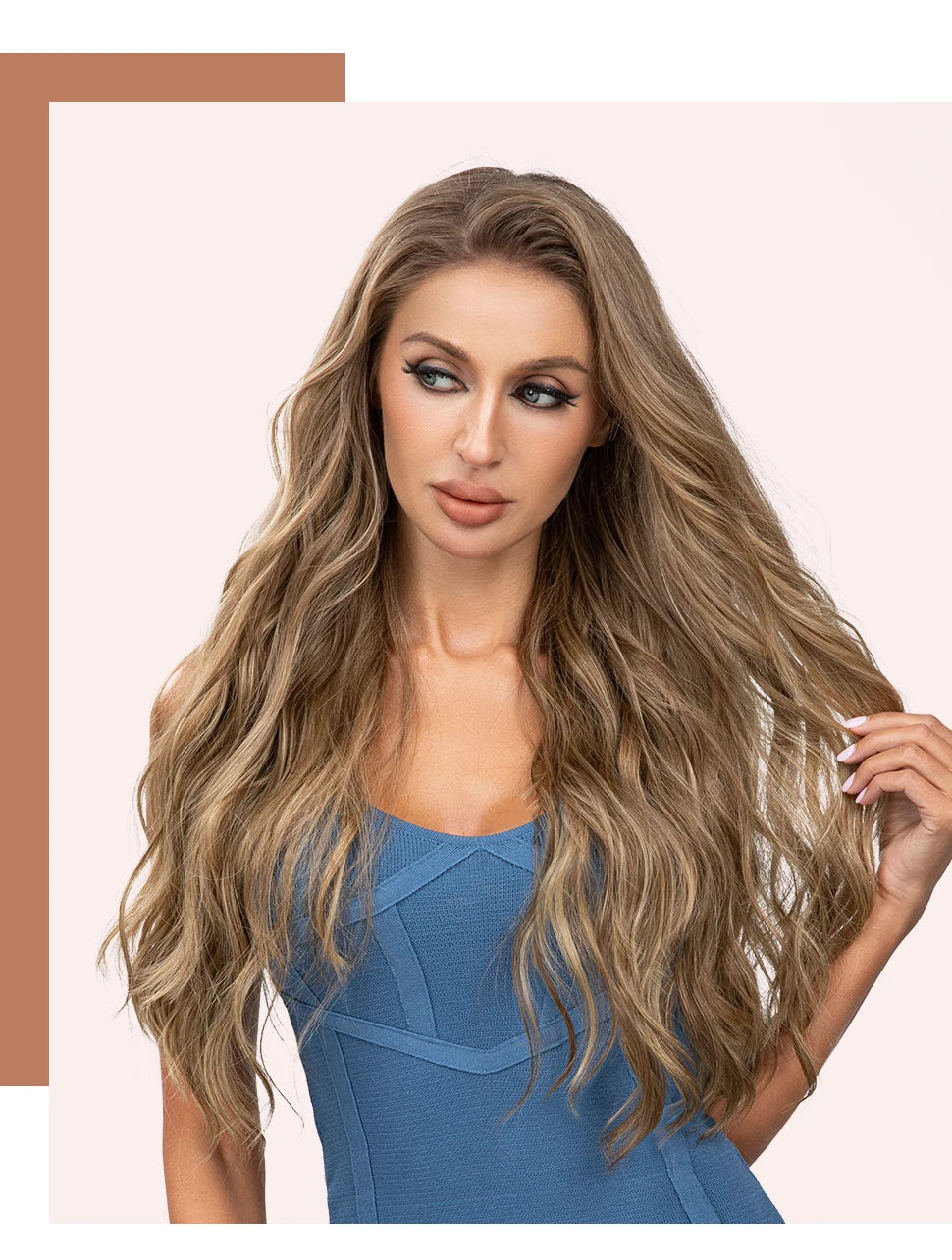 Una mujer modela extensiones de cabello ondulado clip-in de 22 pulgadas en tono azul.