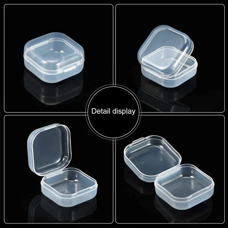 Set durchsichtige, quadratische Mini-Aufbewahrungsboxen für Schmuck und Ohrringe in verschiedenen Winkeln.
