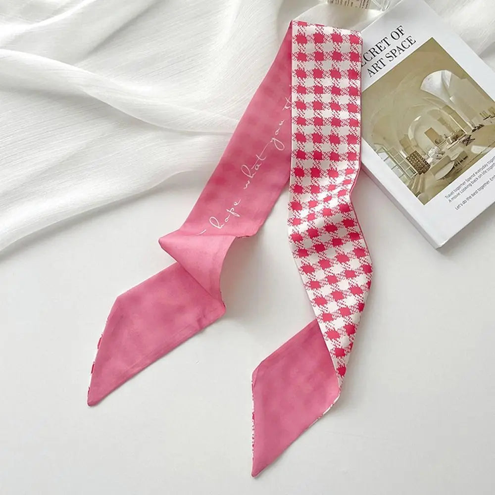 Diadema de seda rosa con pañuelo y cinta a cuadros rojos y blancos sobre fondo blanco.