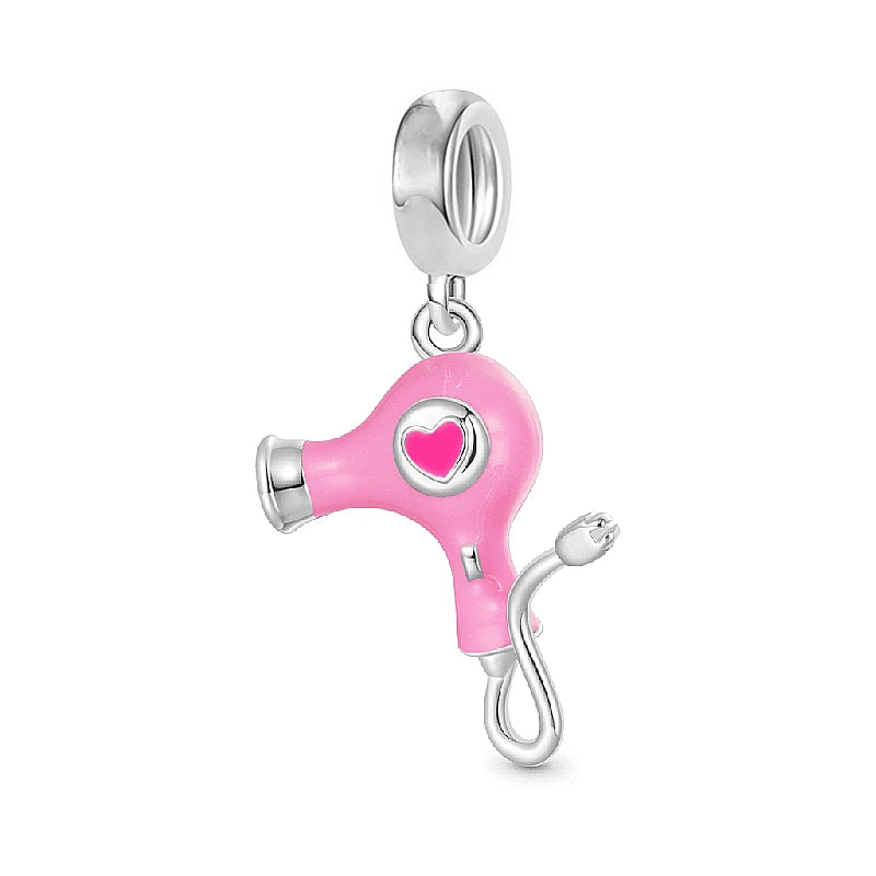 Una cuenta rosa con un dije de corazón y elementos de plata, para manualidades o joyería.