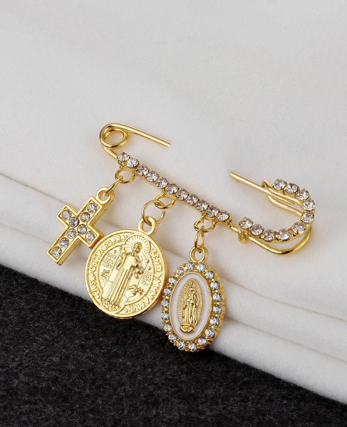 Goldfarbener St. Benedikt-Medaillon-Brosche mit Kreuz und ovalem Medaillon mit Figur