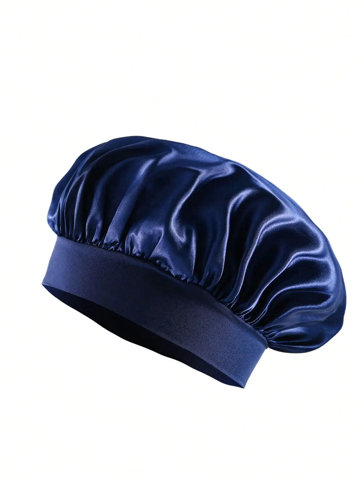 Bonnet pour cheveux en satin de soie bleu foncé plié et exposé sur fond blanc.