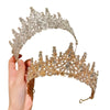 Una mano sostiene una elegante tiara para novia de pedrería barroca con metal dorado.