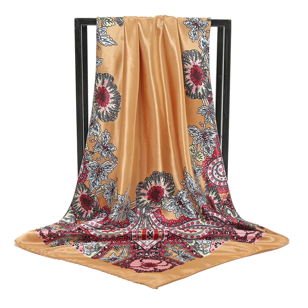 Fließender Seidenschal mit Blumen- und Paisley-Muster in Orange-, Pink- und Weinrot-Tönen.