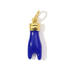 Un charm de couleur or avec un pendentif bleu en forme de main.