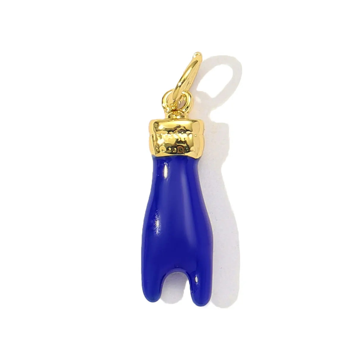 Un charm de couleur or avec un pendentif bleu en forme de main.