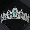 Couronne de diadème argentée avec des gemmes vertes et un travail de filigrane complexe.