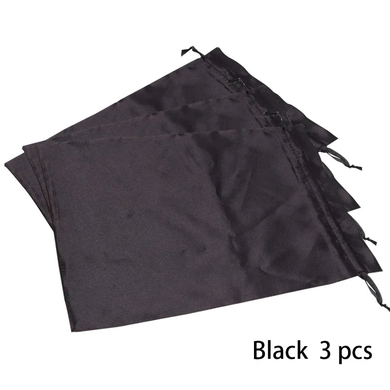 Drei schwarze Satin-Aufbewahrungstaschen für Perücken, flach dargestellt.