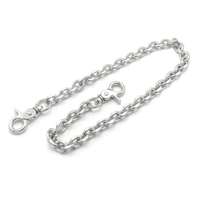 Silberner modisches Statement-Taillenchoker aus miteinander verbundenen Metallgliedern.