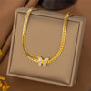 Goldene Kettenhalskette mit Schmetterlingsanhänger in brauner Geschenkbox