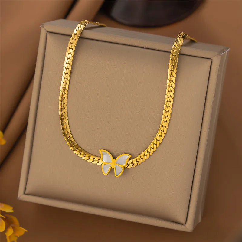 Goldene Kettenhalskette mit Schmetterlingsanhänger in brauner Geschenkbox