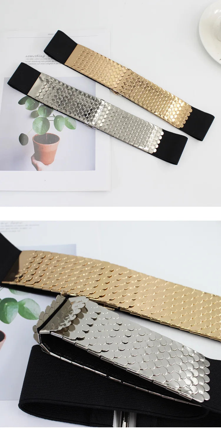 Un ensemble de ceintures élastiques larges pour femmes, finitions métalliques or et argent sur fond blanc.
