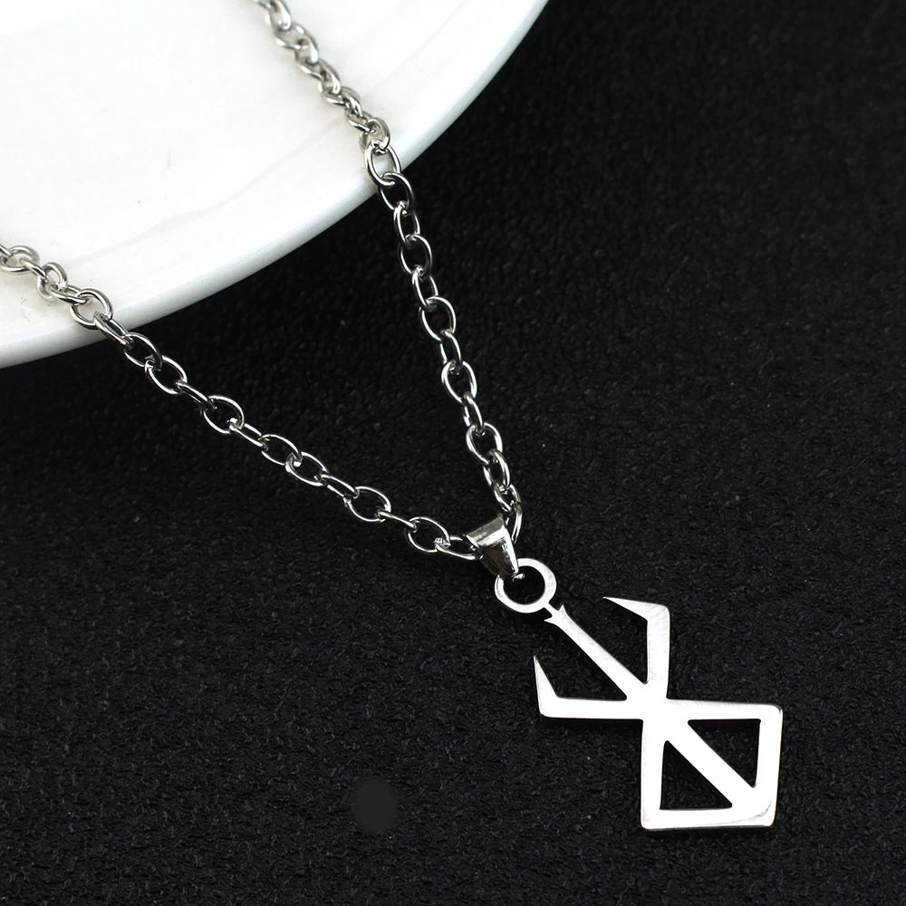 Collar de cadena plateada con dije de espada Berserk de anime sobre fondo negro
