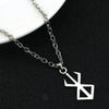 Collar de cadena plateada con dije de espada Berserk de anime sobre fondo negro
