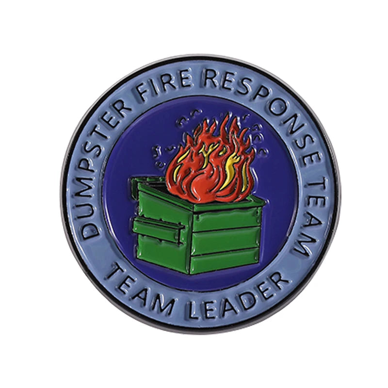 Runde Anstecknadel mit einem grünen Müllcontainer mit Flammen und dem Text DUMPSTER FIRE RESPONSE TEAM LEADER