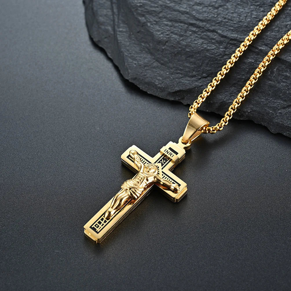 Collar de cruz de Jesús chapado en oro para hombres, mostrado contra un fondo gris oscuro.