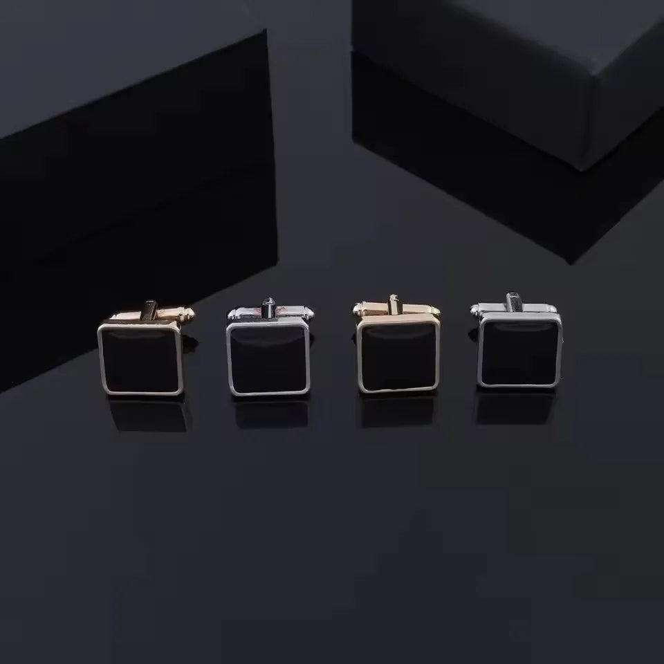 Un jeu de boutons de manchette carrés rayés classiques pour hommes, présentés sur une surface sombre.