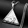 Colgante de plata con diseño triangular del Ojo de Horus y cadena.
