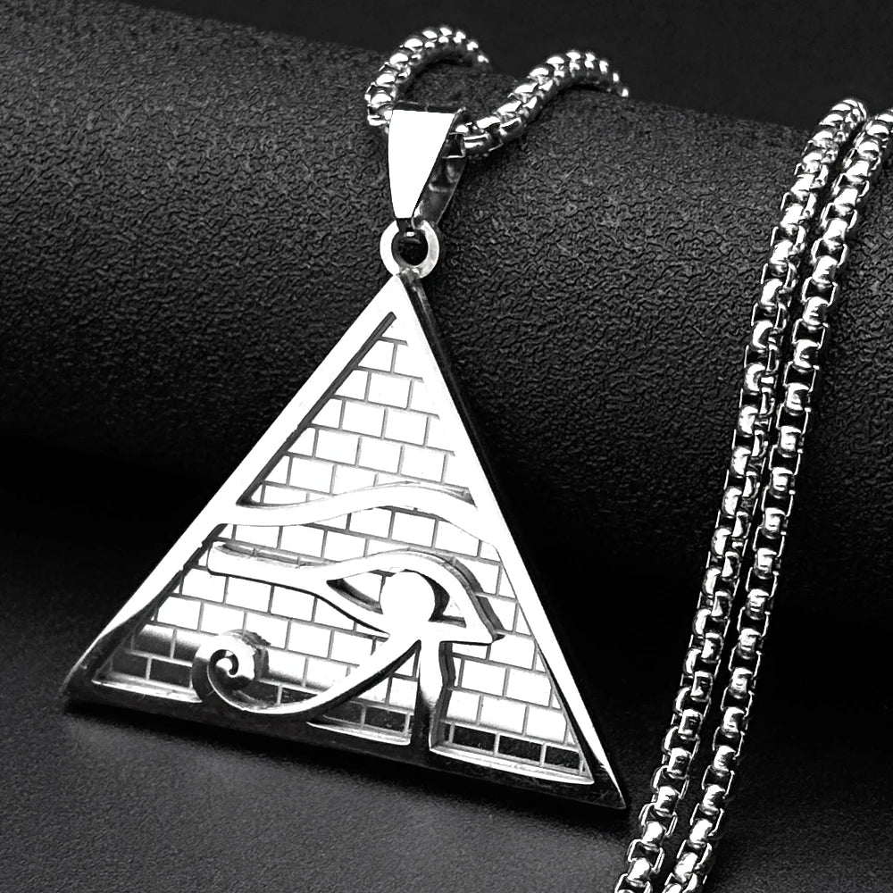 Colgante de plata con diseño triangular del Ojo de Horus y cadena.