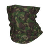 Gafete para cuello de camuflaje verde oscuro y marrón para actividades al aire libre en invierno.