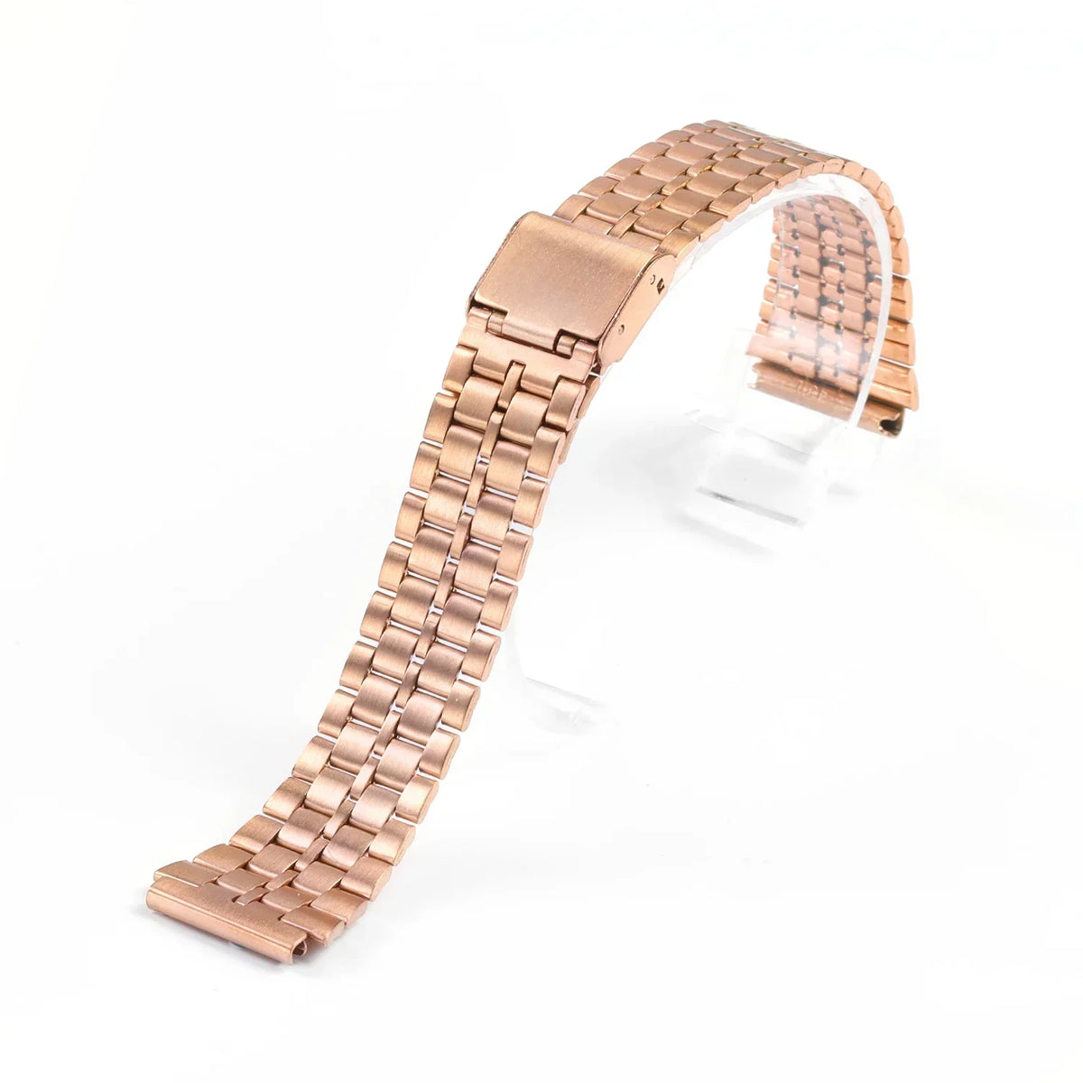 Nahaufnahme eines Roségold-Edelstahlarmbandes mit strukturiertem Gliederdesign.