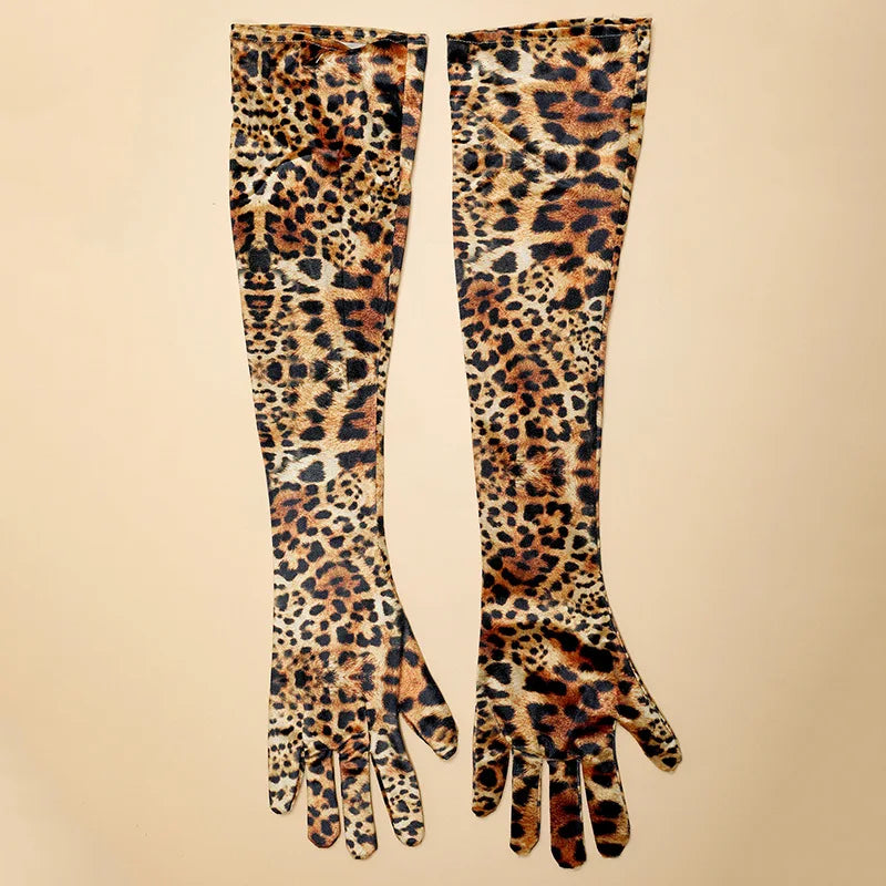 Ein Paar lange Performance-Handschuhe mit Leopardenmuster in goldfarbenem Samt.