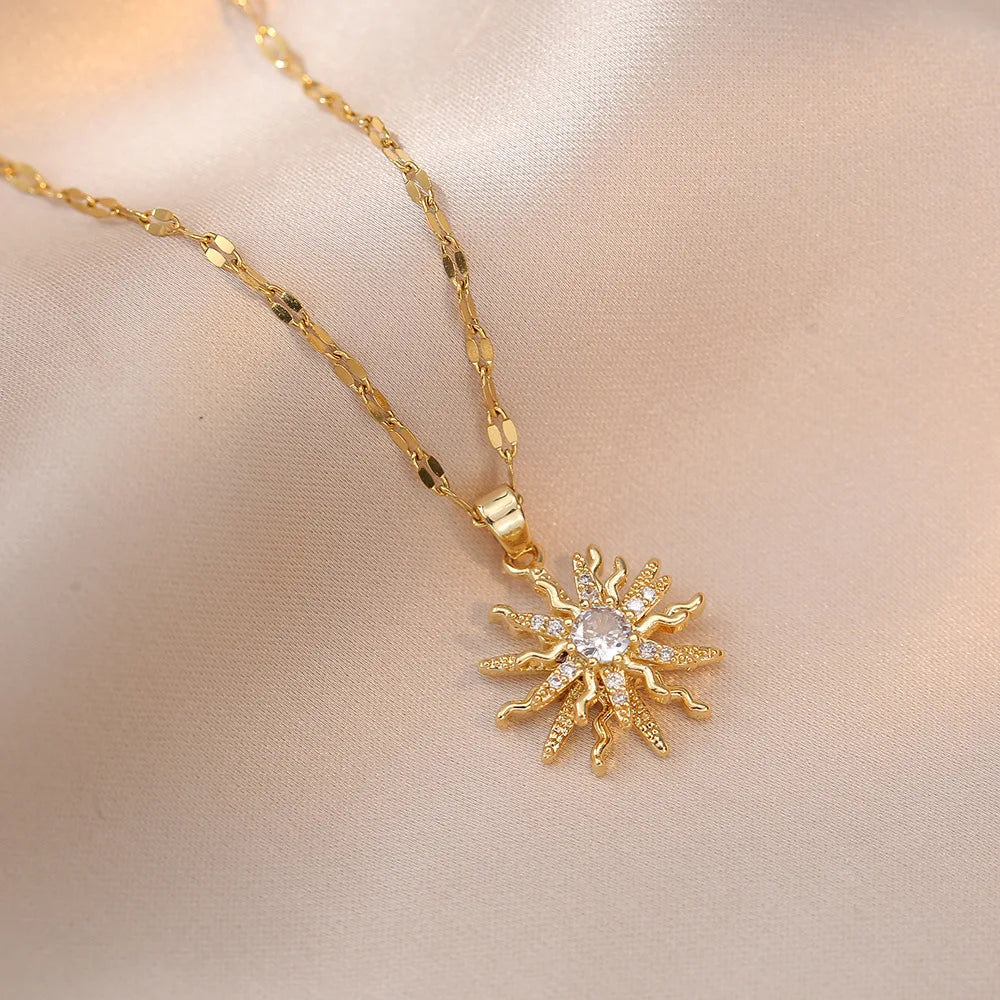 Un délicat collier or avec pendentif fleur zircon soleil sur un tissu beige clair.