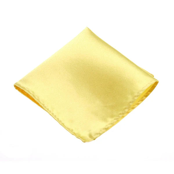 Ein quadratisches, glattes gelbes Seiden-Einstecktuch, ordentlich gefaltet.