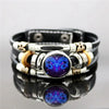 Silber- und schwarzes Mehrlagenhautarmband mit violetten und blauen Edelsteinperlen.