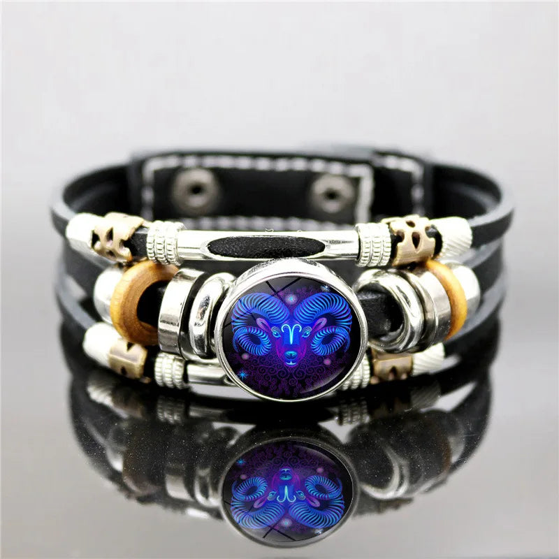 Silber- und schwarzes Mehrlagenhautarmband mit violetten und blauen Edelsteinperlen.