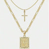 Collier lettre V en or avec un pendentif croix sur une chaîne délicate