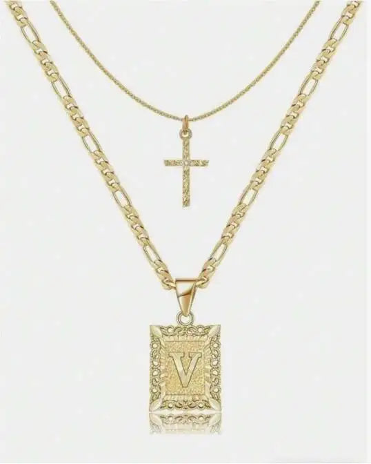 Collier lettre V en or avec un pendentif croix sur une chaîne délicate