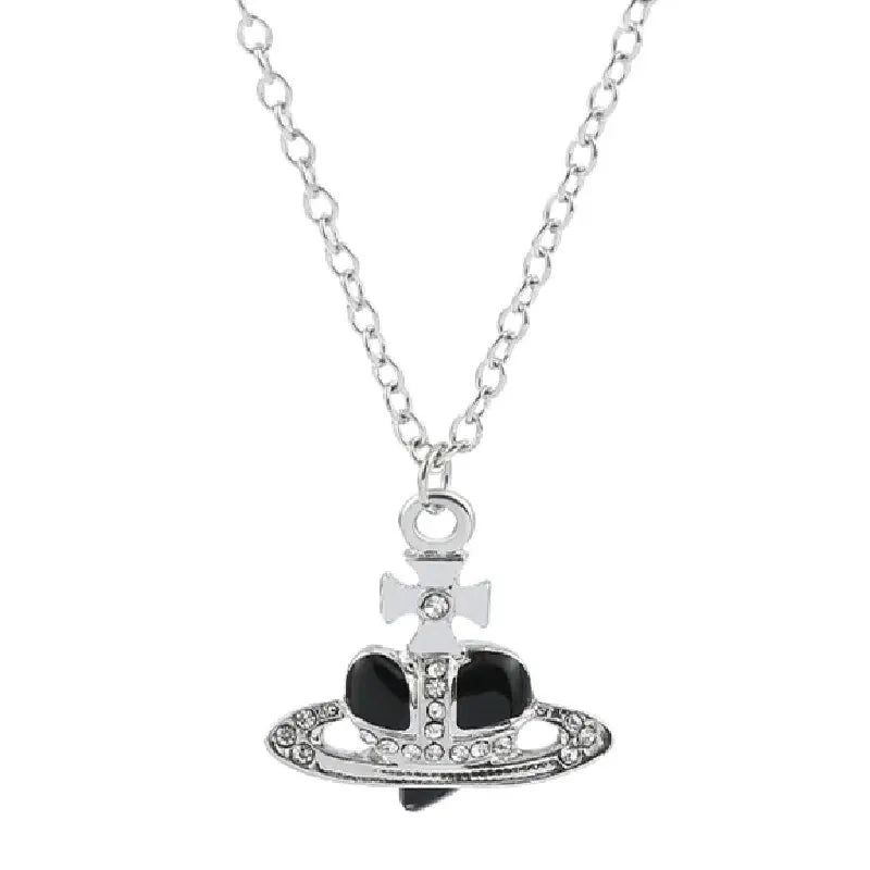 Silberkette mit Vintage-Saturn-Anhänger und Diamant-Inlay.