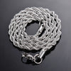 Collar de cadena de cuerda plateada con cierre y aro de salto sobre una superficie oscura y reflectante.
