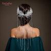 Cabello oscuro en moño bajo con diadema de novia de cuentas plateadas y flecos colgantes largos.