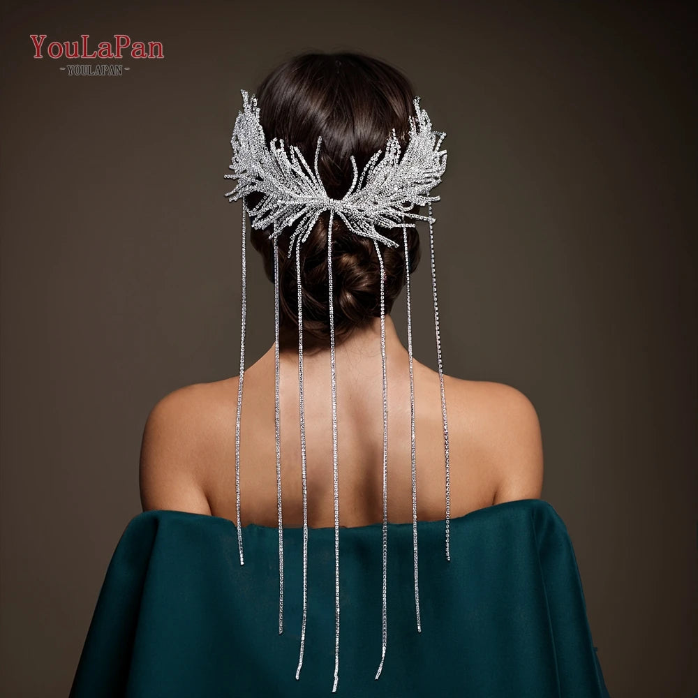 Cabello oscuro en moño bajo con diadema de novia de cuentas plateadas y flecos colgantes largos.
