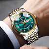 Primer plano de un reloj plateado y dorado con esfera verde oscuro y correa de cuero puesto en una muñeca.