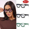 Una mujer modela unas gafas cuadradas negras vintage contra un fondo blanco.