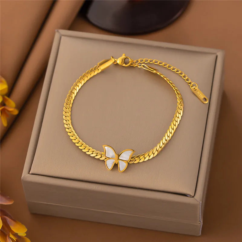 Goldfarbenes Edelstahl-Schmetterlings-Anhänger- und Armbandset in einer hellbraunen Box.