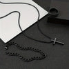 Un ensemble de bijoux en acier inoxydable pour hommes, comprenant un collier, un bracelet et un pendentif croix, sur une surf