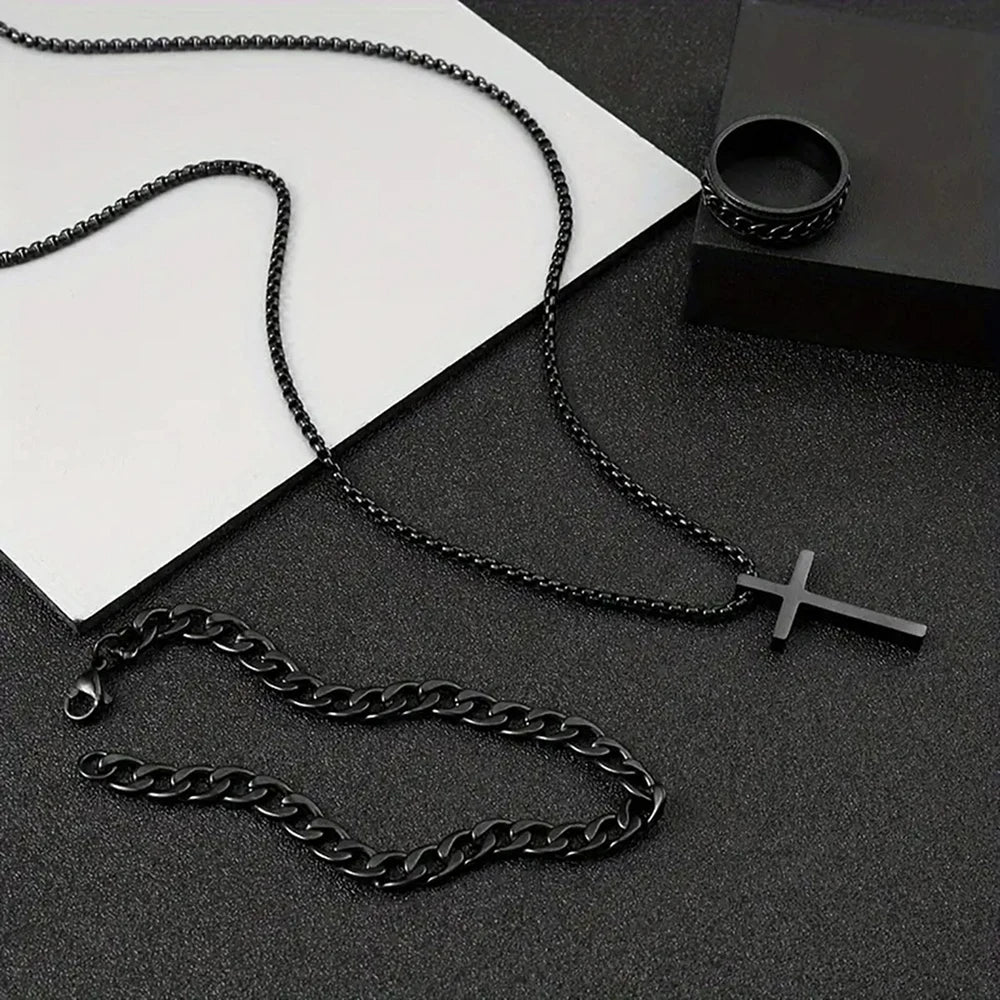 Un ensemble de bijoux en acier inoxydable pour hommes, comprenant un collier, un bracelet et un pendentif croix, sur une surf