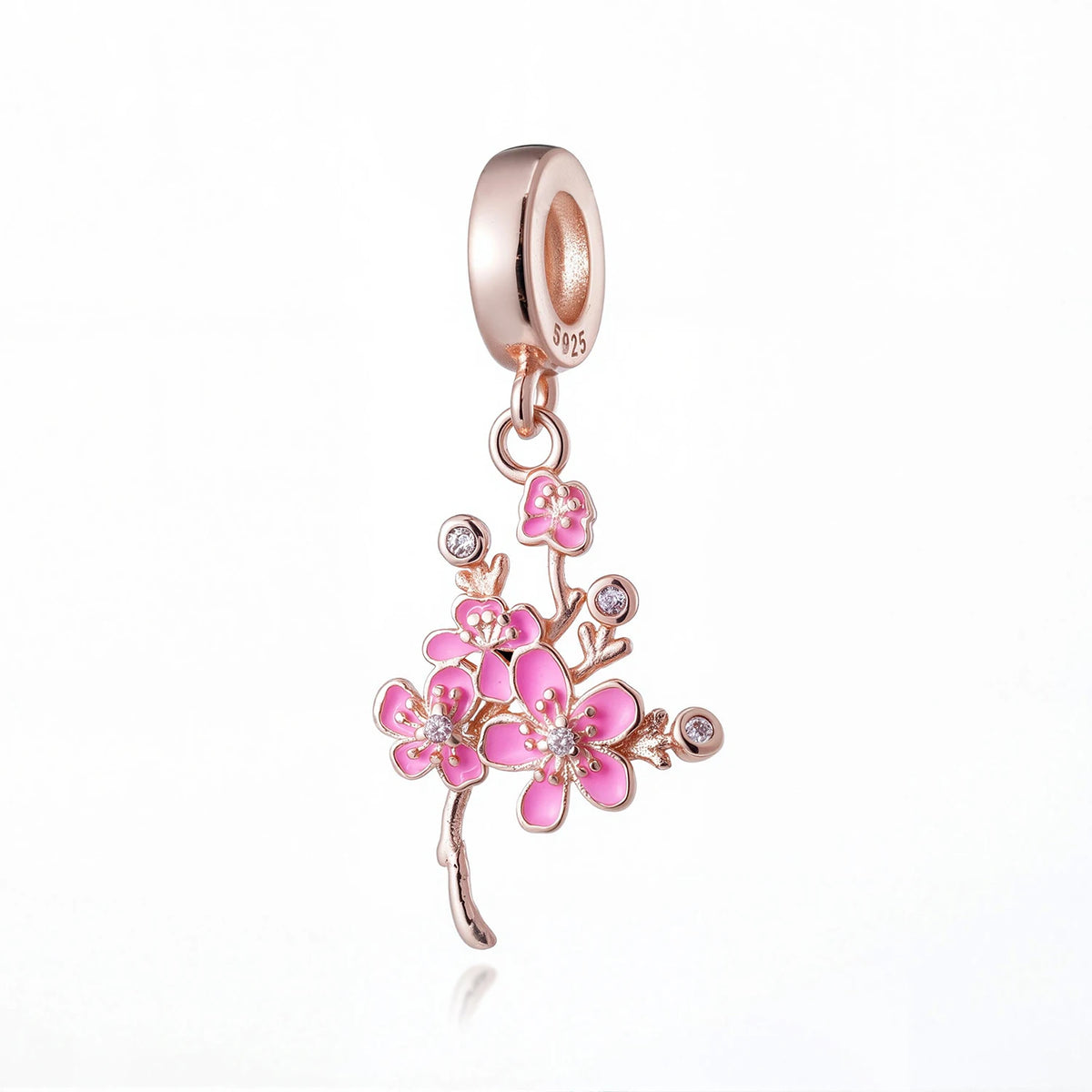 Una delicada pulsera de charm en oro rosa con diseño de flor y hoja.