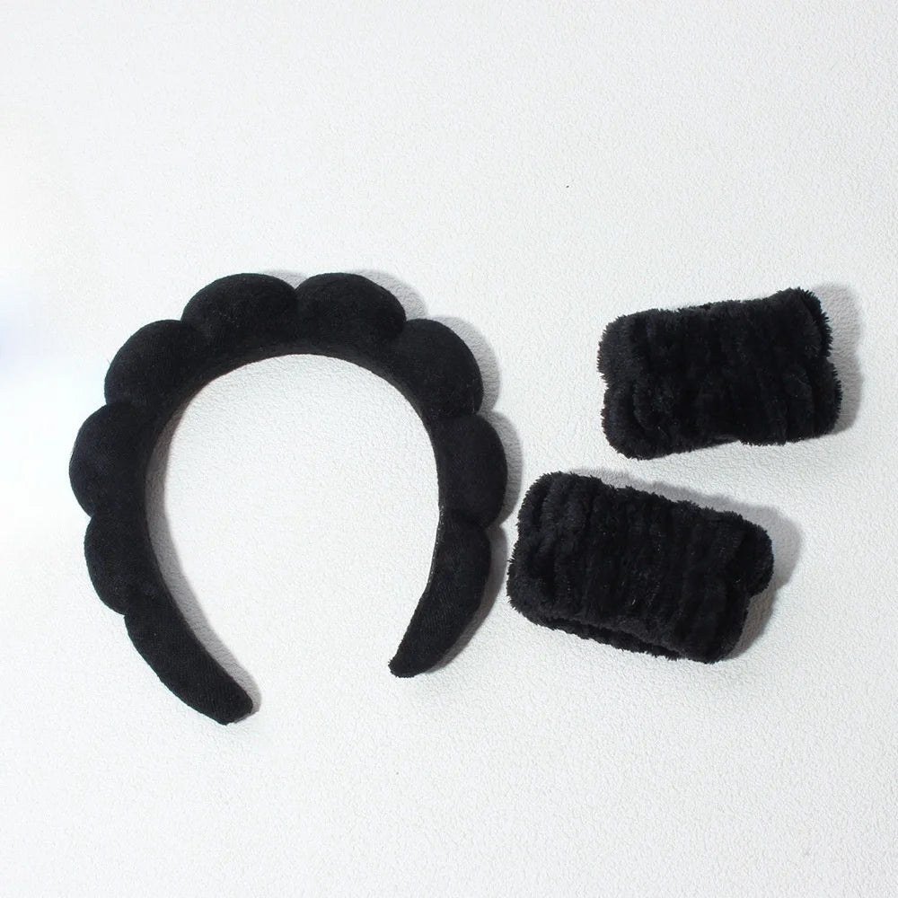 Un pack de trois bandeaux de spa élégants, avec des bandeaux pour la tête et les poignets, sur fond blanc.