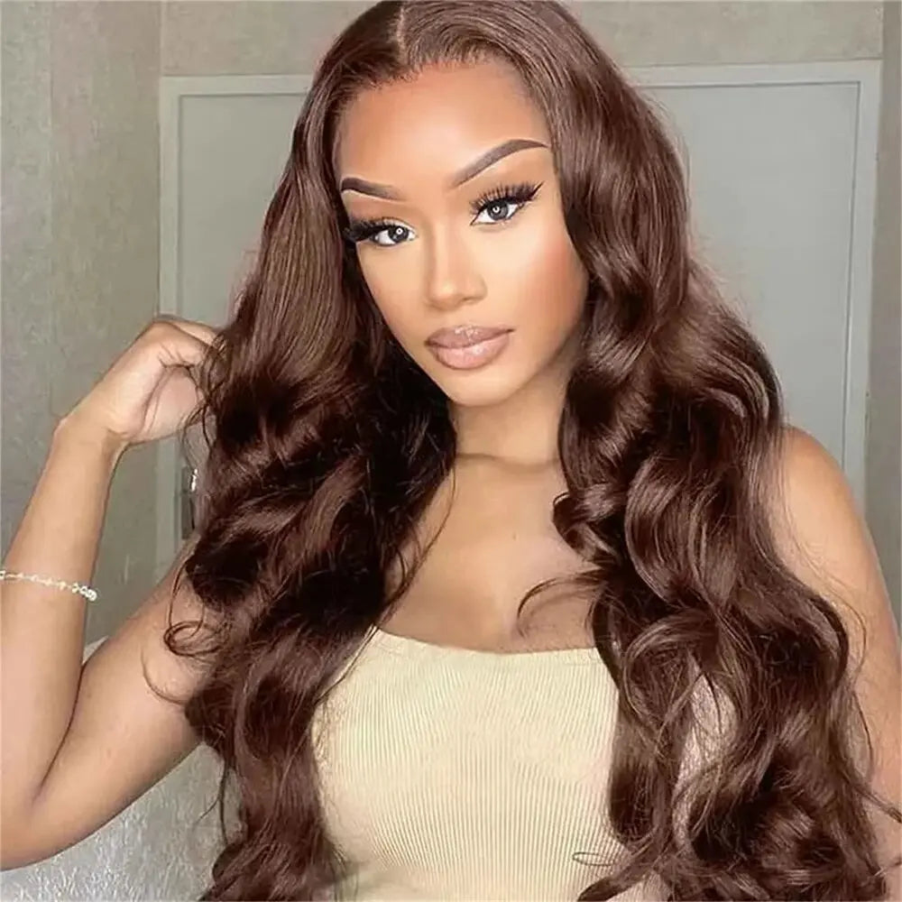 Eine Frau modelliert eine 30-38 Zoll braun-schokoladenfarbene Body-Wave-Lace-Front-Perücke mit dramatischer Augen-Make-up.