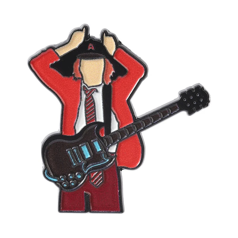 Broche émail représentant un musicien stylisé avec une veste rouge et une guitare électrique noire.
