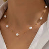 Collier délicat en or avec des accents de perles et de charmés en or