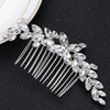 Une délicate peigne pour cheveux de mariée en cristal avec de longues pointes, présentée sur une surface sombre.